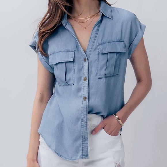 NWT Blue Short Sleeve Button Front Top With Pockets - Picture 3 of 4